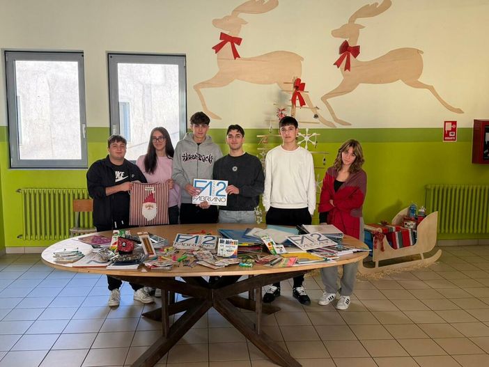 Il materiale scolastico raccolto dagli studenti del Denina Pellico Rivoira da destinarsi alle scuole dell'Ucraina