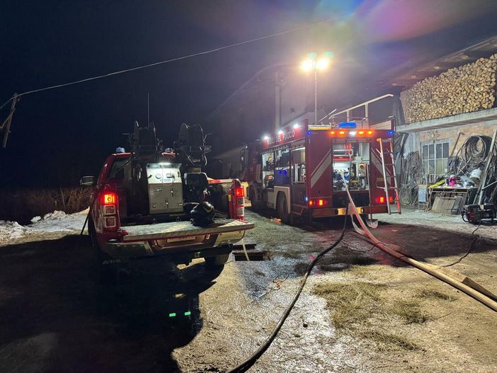 Oltre 16 ore d’intervento da parte dei Vigili del fuoco nell’incendio divampato a San Michele di Prazzo [FOTO]
