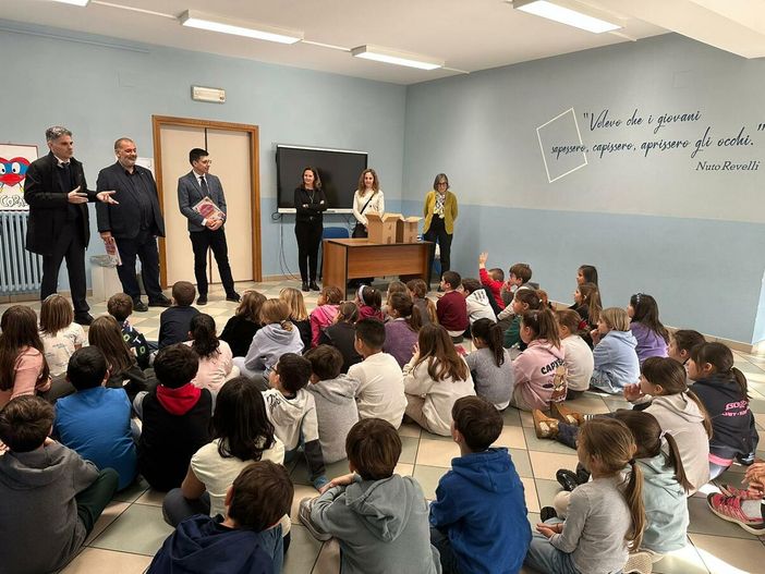 Un momento della consegna degli album da colorare nell'Istituto di viale Angeli