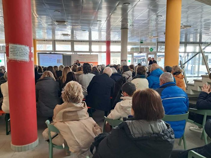 Folto pubblico al Movicentro di Cuneo per l'incontro sulle DAT: "Necessario informare i cittadini"