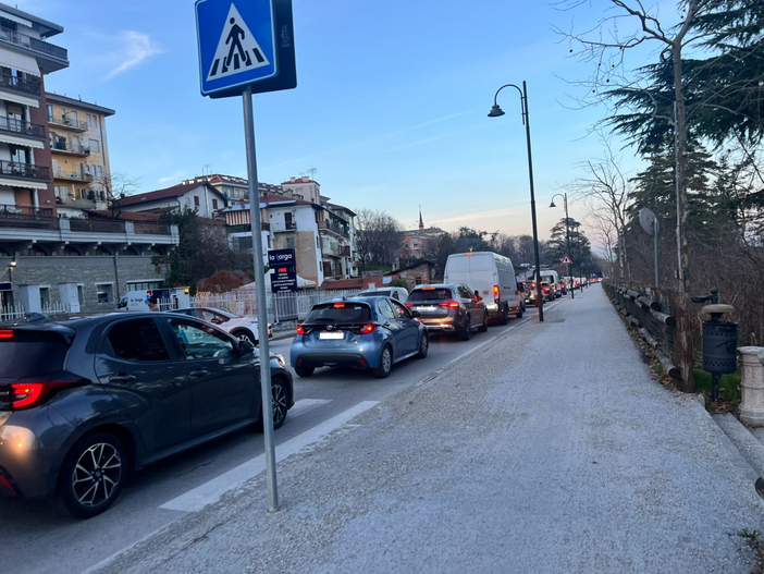 Lunghe file di auto ferme in coda in uscita dalla città Lunghe file di auto ferme in coda in uscita dalla città