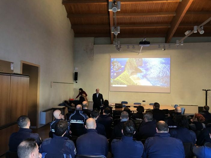 Violenza domestica e di genere: la Polizia Locale di Cuneo si aggiorna con due giornate di formazione specialistica Violenza domestica e di genere: la Polizia Locale di Cuneo si aggiorna con due giornate di formazione specialistica
