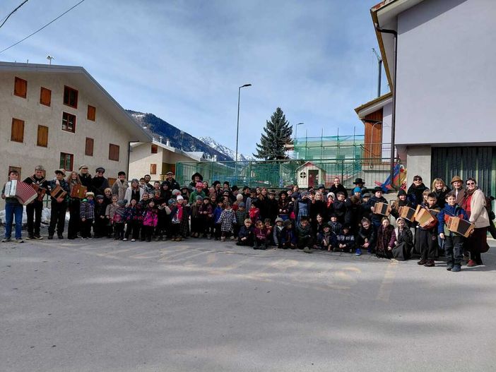 Sampeyre: i “Piciot Magnin” uniscono le scuole in sfilata festosa Sampeyre: i “Piciot Magnin” uniscono le scuole in sfilata festosa