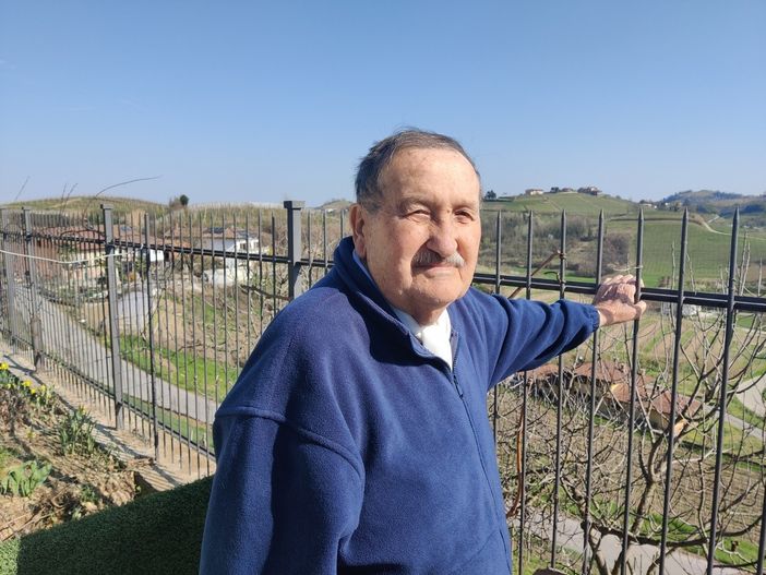 Aldo Batti, il cantore del Roero: “Assomiglio alla mia terra: siamo gente che lavora tanto, ma sa anche far festa” Aldo Batti, il cantore del Roero: “Assomiglio alla mia terra: siamo gente che lavora tanto, ma sa anche far festa”