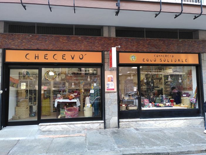 Auto sui marciapiedi, la bottega Checevò chiede rispetto per i bimbi della Einaudi Auto sui marciapiedi, la bottega Checevò chiede rispetto per i bimbi della Einaudi