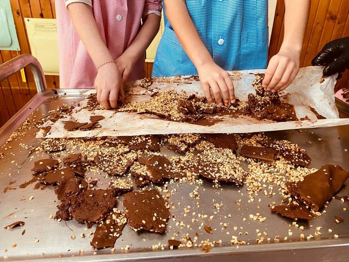 Baci di Cherasco all'asilo di Roreto: un atelier goloso Baci di Cherasco all'asilo di Roreto: un atelier goloso