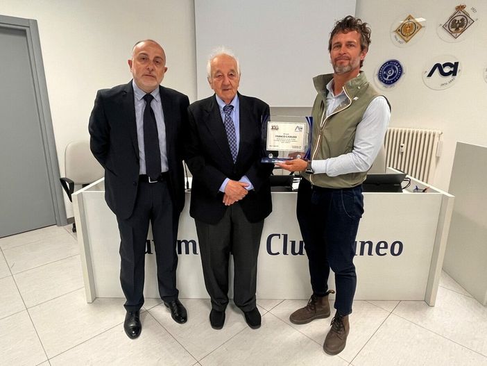 Andrea Giraudo (primo a destra) figlio del socio Franco Giraudo ritira la targa di fedeltà associativa alla presenza del direttore e del presidente dell’Automobile Club Cuneo, Giuseppe De Masi e Franco Revelli Andrea Giraudo (primo a destra) figlio del socio Franco Giraudo ritira la targa di fedeltà associativa alla presenza del direttore e del presidente dell’Automobile Club Cuneo, Giuseppe De Masi e Franco Revelli