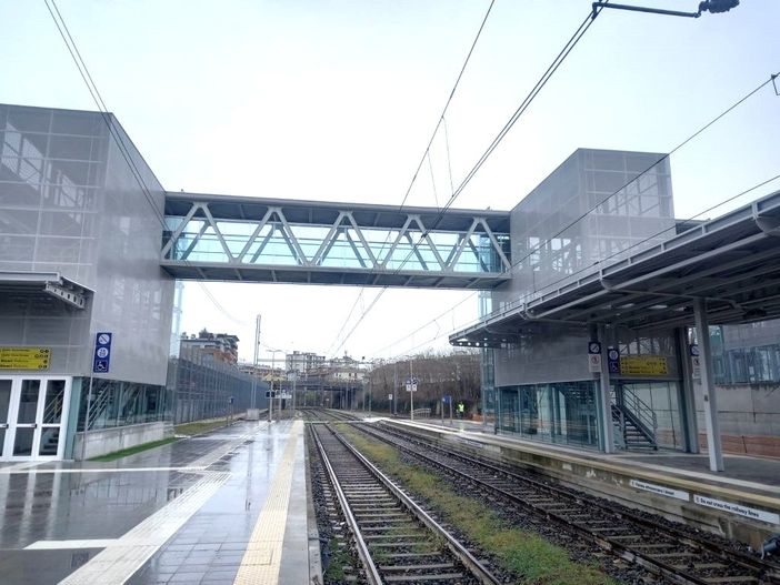 Un ascensore della passerella della stazione di Alba è fuori servizio da diversi mesi Un ascensore della passerella della stazione di Alba è fuori servizio da diversi mesi
