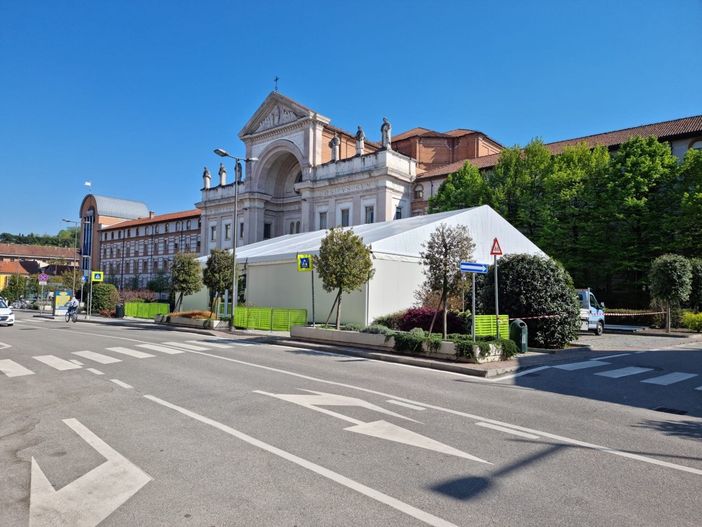 Lavori in corso in piazza San Paolo ad Alba per l'allestimento del padiglione che fungerà da base per gli eventi promossi nell'ambito di Alba Capitale della Cultura d'Impresa