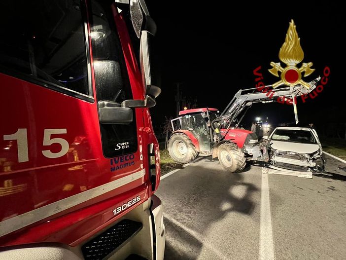 Scontro tra due auto e un trattore sulla provinciale 179