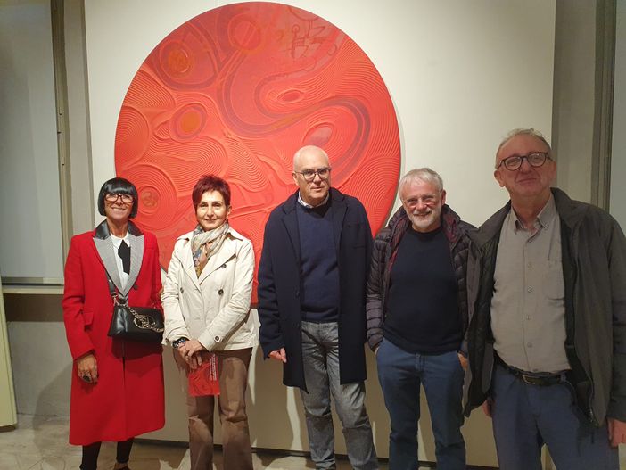 Savigliano celebra l’arte di Elio Garis: una mostra e installazioni urbane raccontano il percorso creativo dell’artista