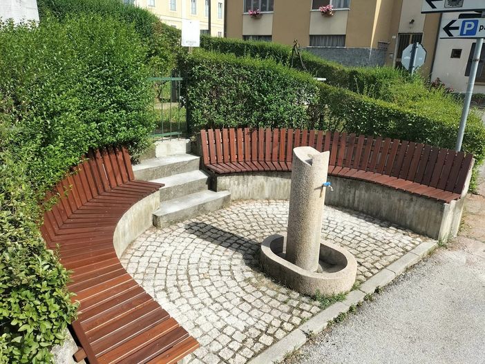 Nuova panchina dal monumento ai Caduti a Monastero di Vasco