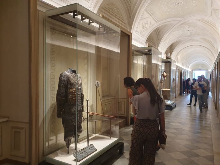 “Storie dal mondo a Racconigi”: un viaggio tra culture attraverso i doni ai Re in mostra al Castello [VIDEO E FOTO]