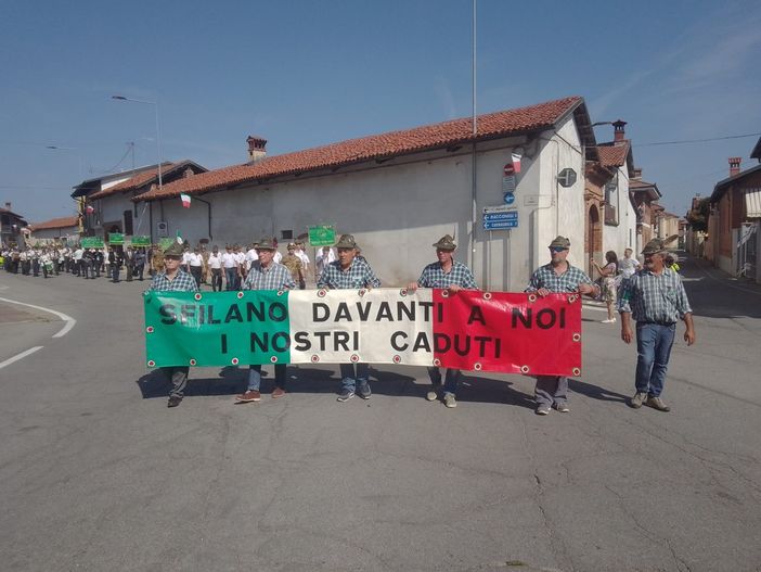 La sfilata degli alpini a Caramagna