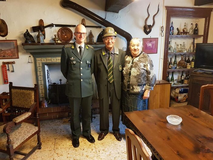 Il capitano Andrea Piergiacomi, l’appuntato scelto in congedo Romano Costanzo Sandri con la moglie Tosca