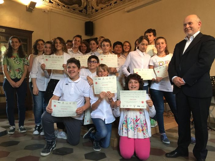 La sala musica del Liceo Bodoni di Saluzzo si apre al saggio di pianoforte della scuola media "Rosa Bianca"