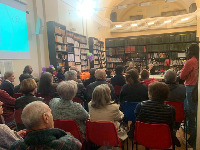 Partecipato incontro a Bastia Mondovì con la scrittrice Maria Paola Longo e la consegna della Costituzione ai diciottenni