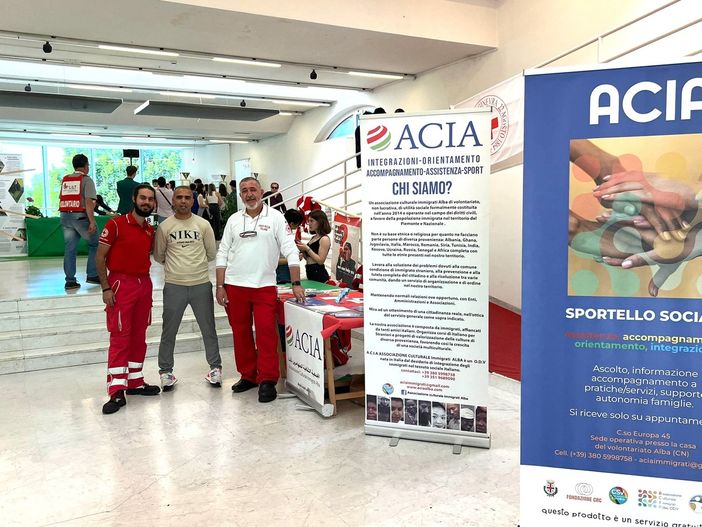 Al centro Abdelkhalek Elbounadi, presidente dell'Associazione Migranti albese