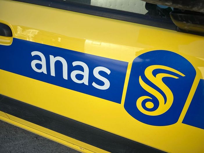 Mezzo pesante fuori strada nella notte tra Cuneo e Centallo, strada temporaneamente chiusa