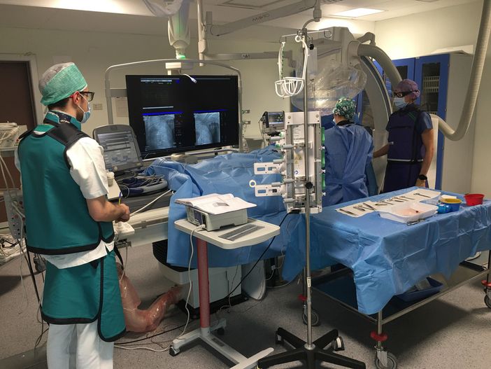 Cardiologi al lavoro nella nuova sala di “Elettrofisiologia” dell'Asl Cn2, presso l'Ospedale Ferrero di Verduno