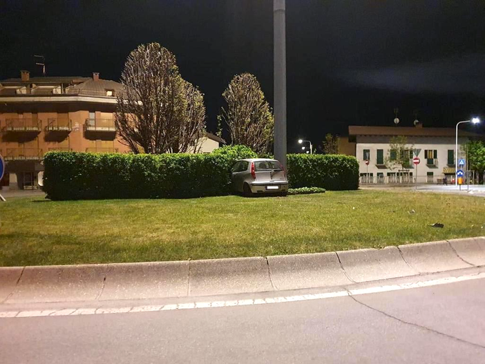 L'auto abbandonata all'interno della rotonda (Fb) L'auto abbandonata all'interno della rotonda (Fb)