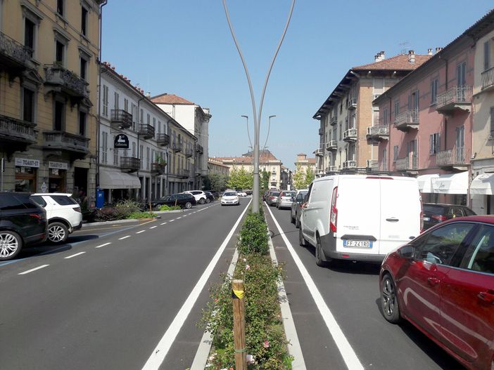 Traffico nel centrale corso Italia ad Alba Traffico nel centrale corso Italia ad Alba