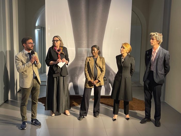 Da sinistra Alberto Gatto, Margherita Fenoglio, Binta Diaw, Patrizia Sandretto Re Rebaudengo e Bernardo Follini all'inaugurazione della mostra a Palazzo Banca d'Alba