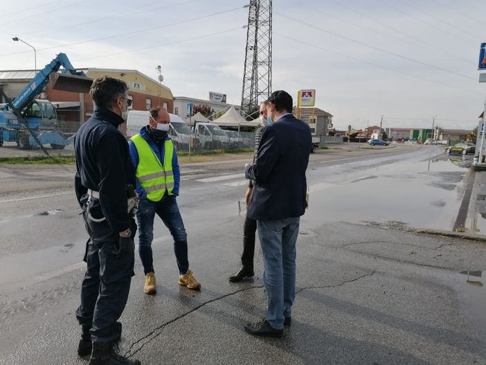 Allagamento in via Circonvallazione a Fossano per l'intasamento di una condotta Allagamento in via Circonvallazione a Fossano per l'intasamento di una condotta