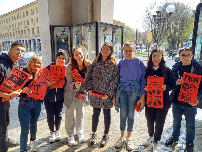 Gli alunni del ‘Grandis’ di Cuneo contro il razzismo: ecco la fanzine ‘Anti propaganda’