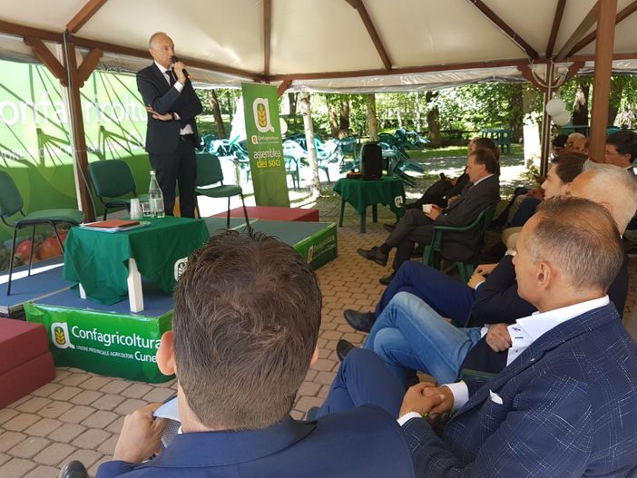 Enrico Allasia dal palco dell'assemblea annuale di Confagricoltura Cuneo