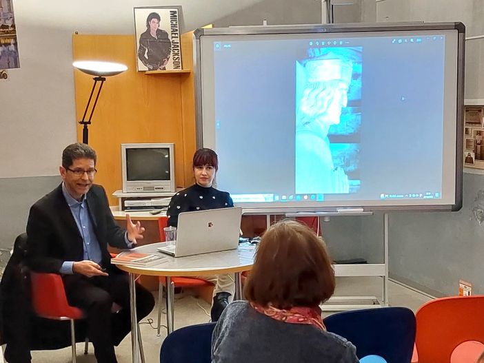 L'autore Franco Giletta durante la presentazione moderata dalla giornalista Cristina Mazzariello