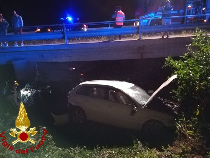 L'auto finita sotto il ponte lungo la Sp 28