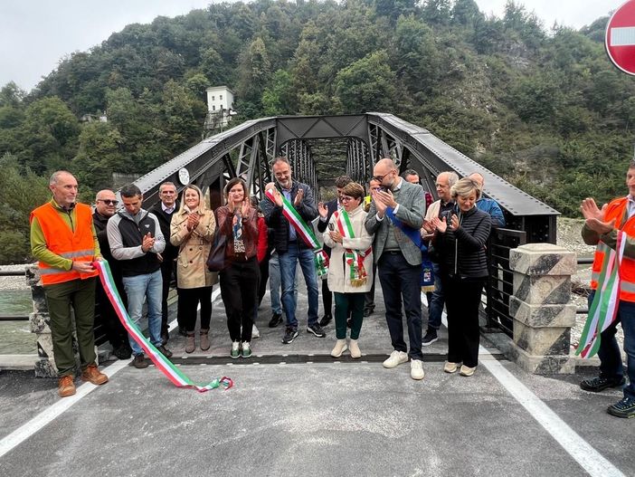 Stamattina la riapertura del ponte alla presenza di autorità, progettisti e ditte impegnate nei lavori Stamattina la riapertura del ponte alla presenza di autorità, progettisti e ditte impegnate nei lavori