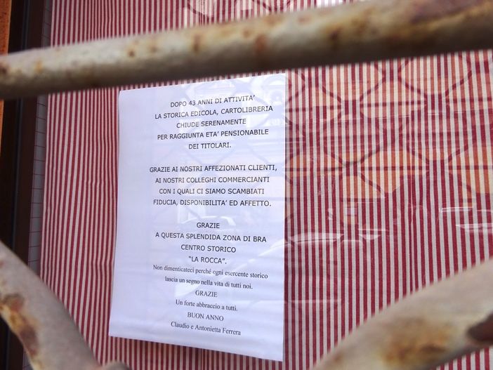 Bra, ha chiuso la storica edicola e cartolibreria sulla Rocca
