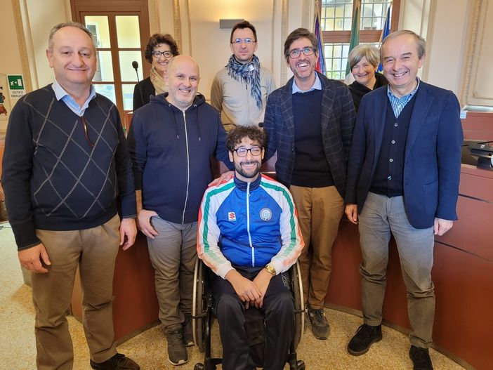 Bra, la Giunta si congratula col campione del modo di nuoto pinnato per disabili Roberto Spigonardo Bra, la Giunta si congratula col campione del modo di nuoto pinnato per disabili Roberto Spigonardo