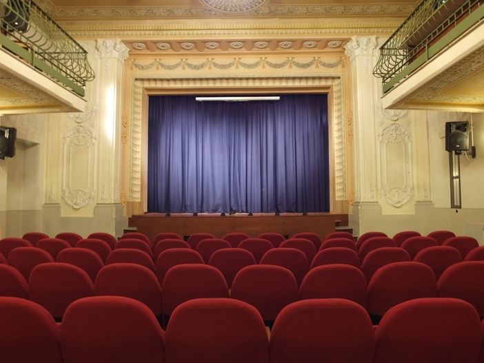 Sul palco del teatro “Silvio Pellico” di Bagnolo Piemonte “La Locandiera” di Carlo Goldoni
