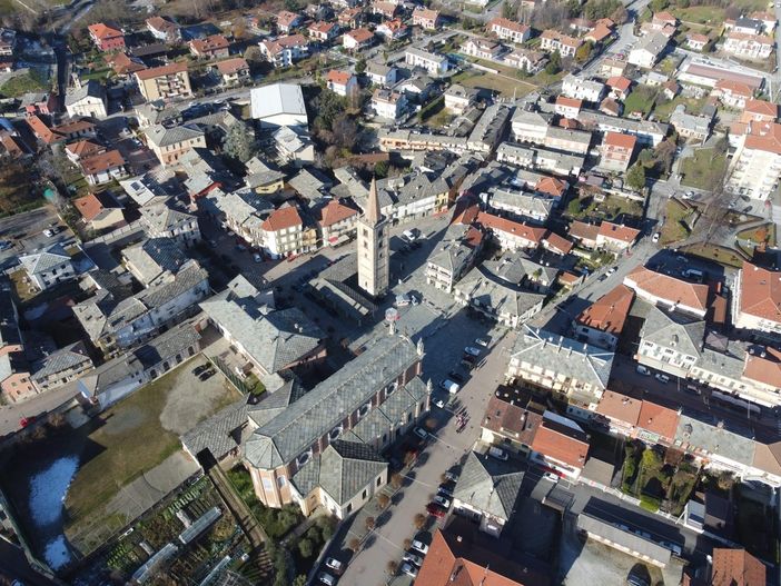 Una veduta aerea delle piazze e strade del centro storico di Bagnolo Piemonte che si trasformeranno in "Boulevard della Pietra" Una veduta aerea delle piazze e strade del centro storico di Bagnolo Piemonte che si trasformeranno in "Boulevard della Pietra"