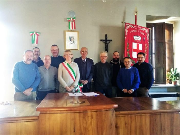 Nella foto: il sindaco Comba, l'assessore Trecco, il segretario comunale Sapetti, il Responsabile dell’ufficio tecnico Savoretto, accanto ai firmatari dell’Atto costitutivo dell’Associazione fondiaria Nella foto: il sindaco Comba, l'assessore Trecco, il segretario comunale Sapetti, il Responsabile dell’ufficio tecnico Savoretto, accanto ai firmatari dell’Atto costitutivo dell’Associazione fondiaria