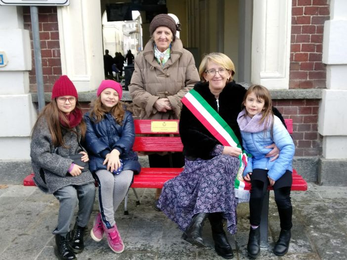 La nuova panchina rossa in centro a Barge