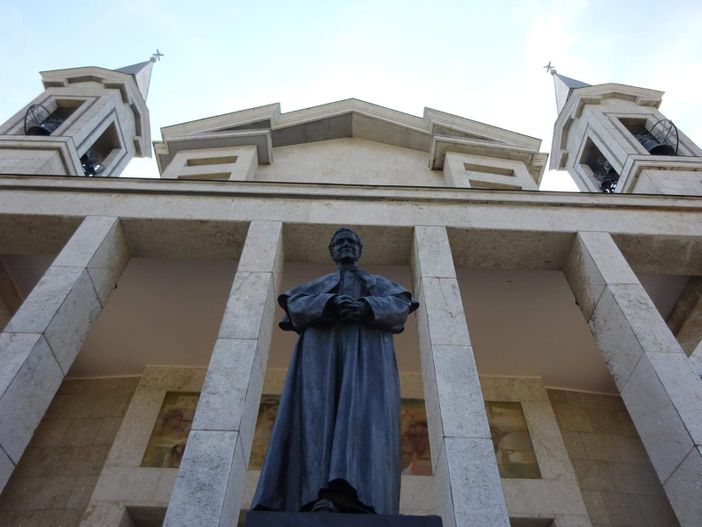 La Basilica di Colle don Bosco e statua del Santo La Basilica di Colle don Bosco e statua del Santo