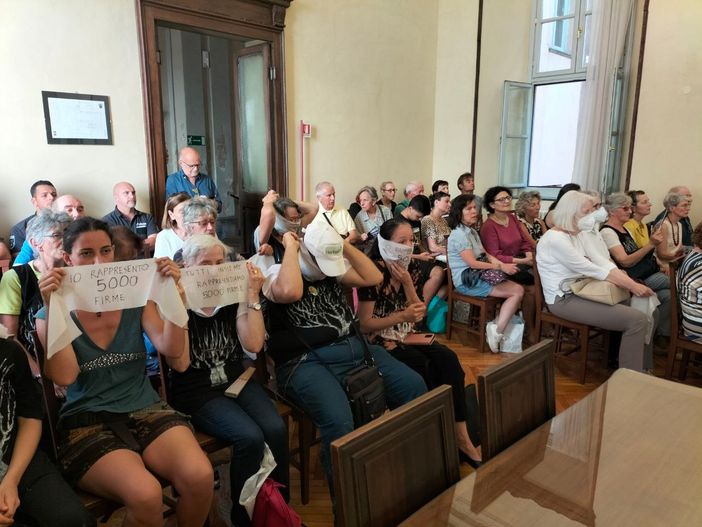 I cittadini firmatari della petizione "pro cedri" in Consiglio comunale