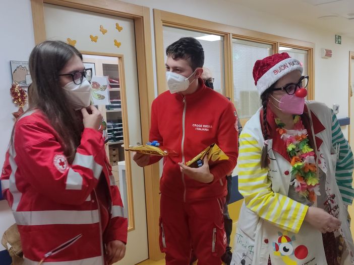 La Befana della Croce Rossa atterra con un sacco pieno di doni all’Ospedale di Verduno