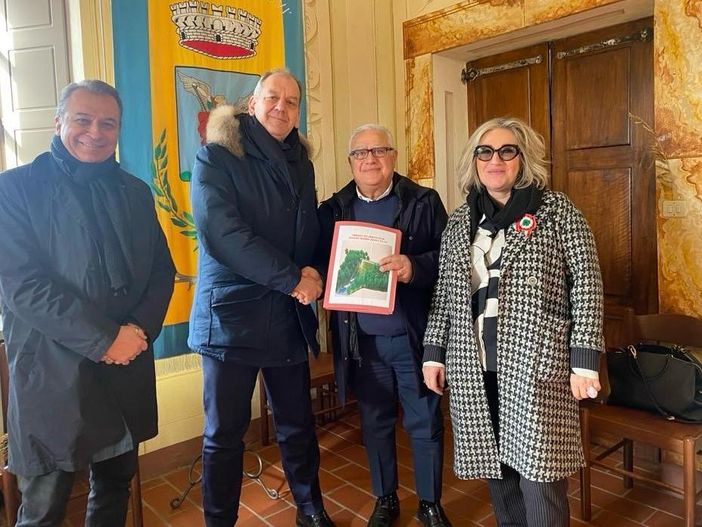 Pianfei: consegnato il dossier sull'invaso di Serra degli Ulivi al sottosegretario La Pietra