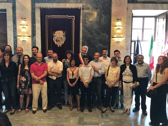 Federico Borgna attorniato dai suoi fedelissimi dopo il giuramento Federico Borgna attorniato dai suoi fedelissimi dopo il giuramento