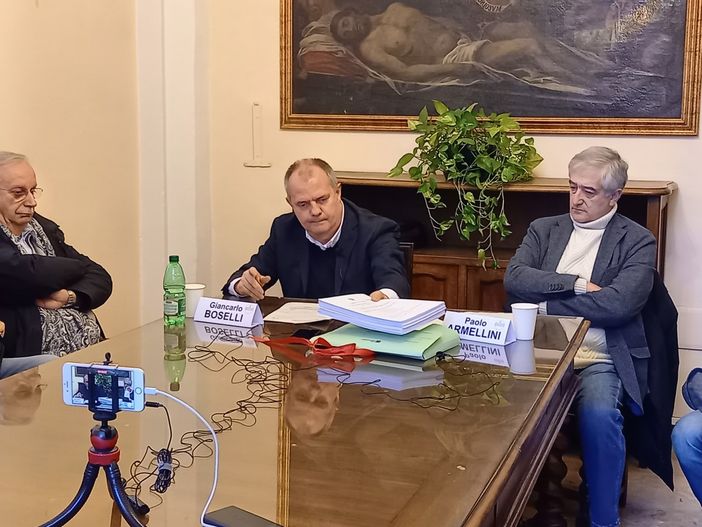 Civallero, Boselli e Armellini. Sul tavolo, i documenti relativi all'affaire Tettoia Vinaj