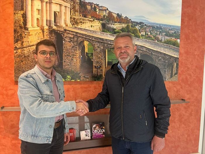 La stretta di mano tra Edoardo Bosio e Anatoliy Fedoruk, primo cittadino della città ucraina distrutta dalle bombe