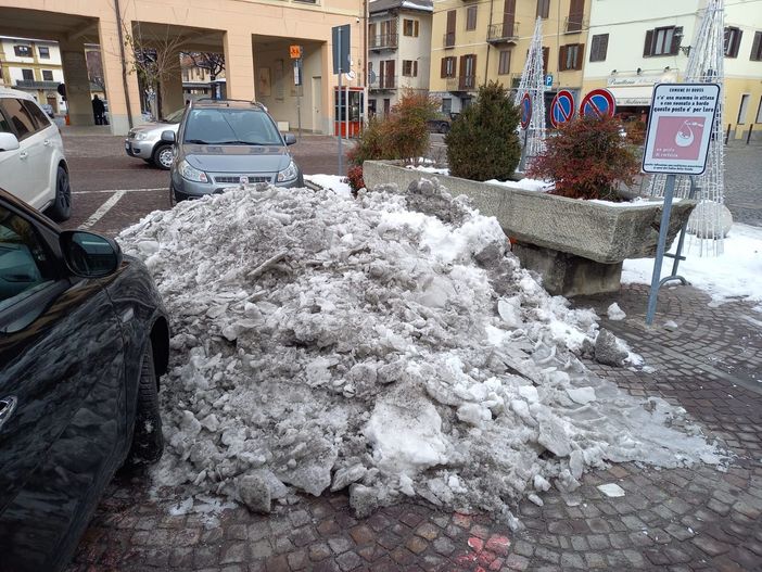 A Boves in piazza Italia la neve ammucchiata copre il parcheggio rosa: "Non c'era altra soluzione?"
