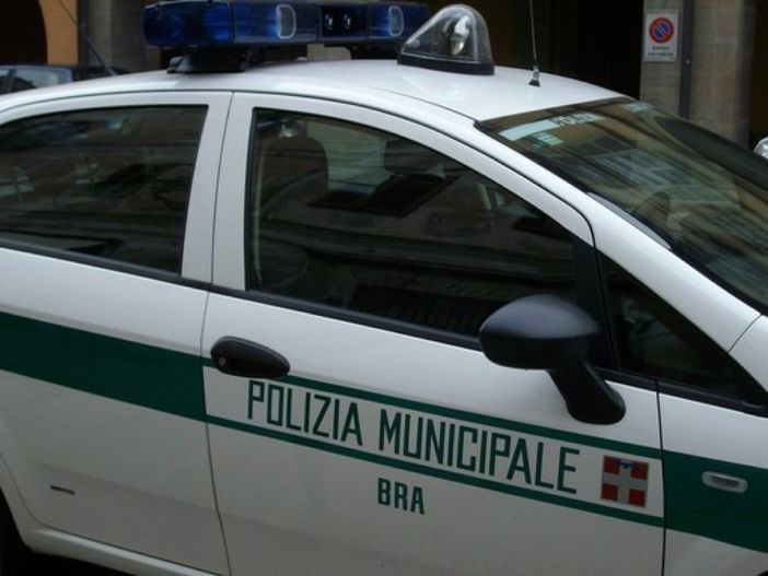 Carambola sulle auto in piazza Roma e poi la fuga: conducente di camper denunciata a Bra Carambola sulle auto in piazza Roma e poi la fuga: conducente di camper denunciata a Bra