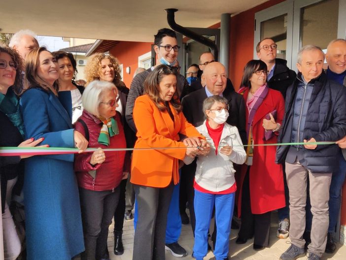Il ministro Alessandra Locatelli in visita al centro Aghav di Bra per l'inaugurazione della panchina della gentilezza [FOTO E VIDEO]