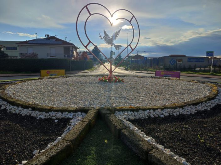 Bra: una colomba, simbolo di pace, spicca il volo dalla rotonda del Gruppo Piumatti-Bra Servizi